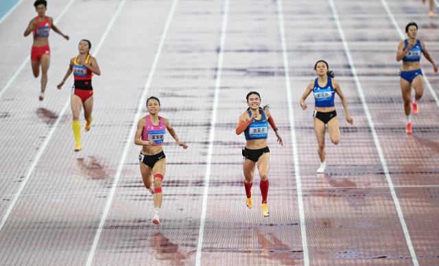 (251118) -- GUANGZHOU, Nov. 18, 2025 (Xinhua) -- Liu Yinglan (3rd R) of Sichuan and Mo Jiadie (3rd L) of Guangdong compete during the women's 400m final of athletics at China's 15th National Games in Guangzhou, south China's Guangdong Province, Nov. 18, 2025. (Xinhua/Deng Hua)