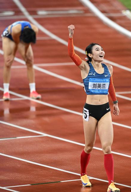 (251118) -- GUANGZHOU, Nov. 18, 2025 (Xinhua) -- Liu Yinglan (R) of Sichuan celebrates after the women's 400m final of athletics at China's 15th National Games in Guangzhou, south China's Guangdong Province, Nov. 18, 2025. (Xinhua/Deng Hua)