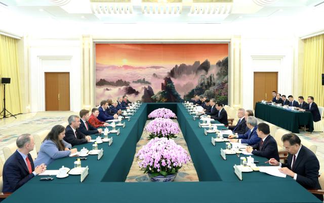 (251118) -- BEIJING, Nov. 18, 2025 (Xinhua) -- Wang Huning, a member of the Standing Committee of the Political Bureau of the Communist Party of China Central Committee and chairman of the Chinese People's Political Consultative Conference (CPPCC) National Committee, meets with a German Social Democratic Party (SPD) delegation led by Lars Klingbeil, co-chairman of the SPD, as well as German Vice Chancellor and Federal Minister of Finance, in Beijing, capital of China, Nov. 18, 2025. (Xinhua/Wang Ye)