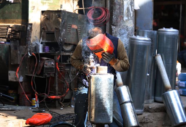 (251118) -- DAMASCUS, Nov. 18, 2025 (Xinhua) -- A craftsman works at his stall in the old Haddadin market in central Damascus, Syria, Nov. 17, 2025. Artisans have been returning to Damascus' historic markets to revive traditional trades that lost much of their prominence during years of war. (Photo by Ammar Safarjalani/Xinhua)