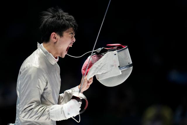 (251118) -- HONG KONG, Nov. 18, 2025 (Xinhua) -- Zhu Zihao of Shanghai celebrates after winning the bronze medal match of fencing men's team sabre between Shanghai and Jiangsu at China's 15th National Games in Hong Kong, south China, Nov. 18, 2025. (Xinhua/Wu Lu)