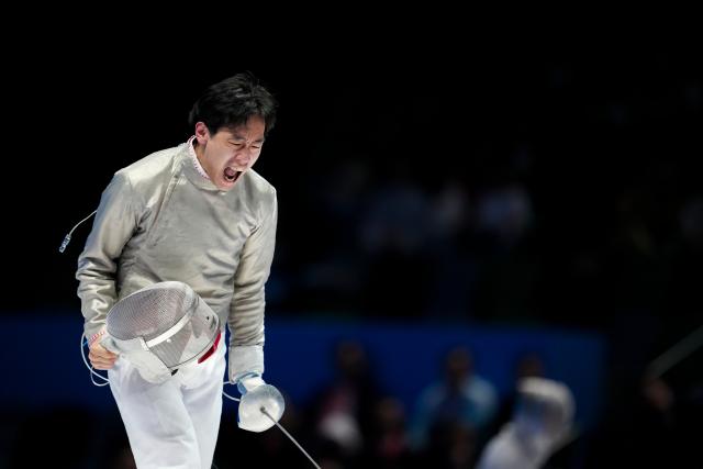 (251118) -- HONG KONG, Nov. 18, 2025 (Xinhua) -- Zhang Bo of Shanghai celebrates scoring during the bronze medal match of fencing men's team sabre between Shanghai and Jiangsu at China's 15th National Games in Hong Kong, south China, Nov. 18, 2025. (Xinhua/Wu Lu)