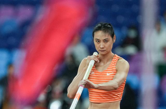 (251118) -- GUANGZHOU, Nov. 18, 2025 (Xinhua) -- Li Ling of Zhejiang competes during the women's pole vault final of athletics at China's 15th National Games in Guangzhou, south China's Guangdong Province, Nov. 18, 2025. (Xinhua/Li Yibo)