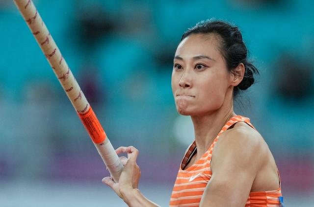 (251118) -- GUANGZHOU, Nov. 18, 2025 (Xinhua) -- Li Ling of Zhejiang competes during the women's pole vault final of athletics at China's 15th National Games in Guangzhou, south China's Guangdong Province, Nov. 18, 2025. (Xinhua/Li Yibo)