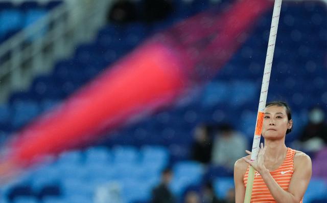 (251118) -- GUANGZHOU, Nov. 18, 2025 (Xinhua) -- Li Ling of Zhejiang competes during the women's pole vault final of athletics at China's 15th National Games in Guangzhou, south China's Guangdong Province, Nov. 18, 2025. (Xinhua/Li Yibo)