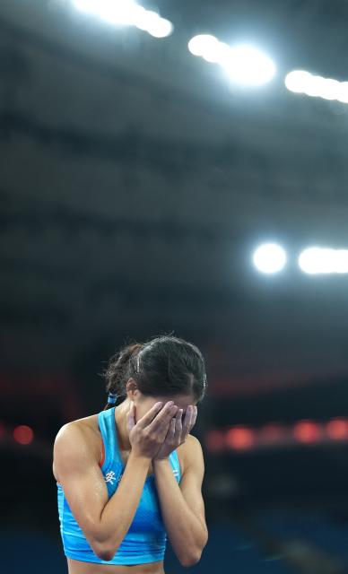 (251118) -- GUANGZHOU, Nov. 18, 2025 (Xinhua) -- Niu Chunge of Anhui reacts during the women's pole vault final of athletics at China's 15th National Games in Guangzhou, south China's Guangdong Province, Nov. 18, 2025. (Xinhua/Li Yibo)