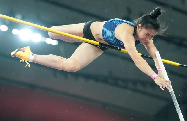 (251118) -- GUANGZHOU, Nov. 18, 2025 (Xinhua) -- Du Rui of Sichuan competes during the women's pole vault final of athletics at China's 15th National Games in Guangzhou, south China's Guangdong Province, Nov. 18, 2025. (Xinhua/Li Yibo)