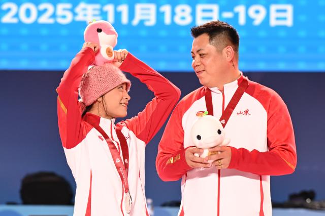 (251118) -- GUANGZHOU, Nov. 18, 2025 (Xinhua) -- Silver medalist Guo Pu of Shandong looks at her coach during the awarding ceremony for breaking B-Girls at China's 15th National Games in Guangzhou, south China's Guangdong Province, Nov. 18, 2025. (Xinhua/Xiao Yijiu)