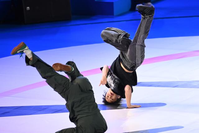 (251118) -- GUANGZHOU, Nov. 18, 2025 (Xinhua) -- Liu Qingyi (R) performs during the breaking B-Girls final battle between Liu Qingyi of Henan and Guo Pu of Shandong at China's 15th National Games in Guangzhou, south China's Guangdong Province, Nov. 18, 2025. (Xinhua/Tang Yi)