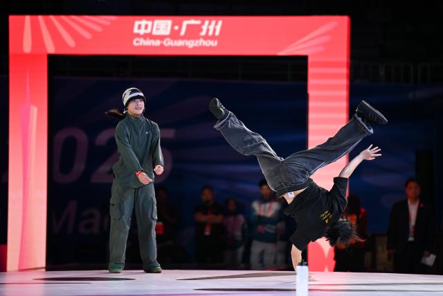 (251118) -- GUANGZHOU, Nov. 18, 2025 (Xinhua) -- Liu Qingyi (R) performs during the breaking B-Girls final battle between Liu Qingyi of Henan and Guo Pu of Shandong at China's 15th National Games in Guangzhou, south China's Guangdong Province, Nov. 18, 2025. (Xinhua/Xiao Yijiu)