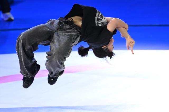 (251118) -- GUANGZHOU, Nov. 18, 2025 (Xinhua) -- Liu Qingyi performs during the breaking B-Girls final battle between Liu Qingyi of Henan and Guo Pu of Shandong at China's 15th National Games in Guangzhou, south China's Guangdong Province, Nov. 18, 2025. (Xinhua/Tang Yi)