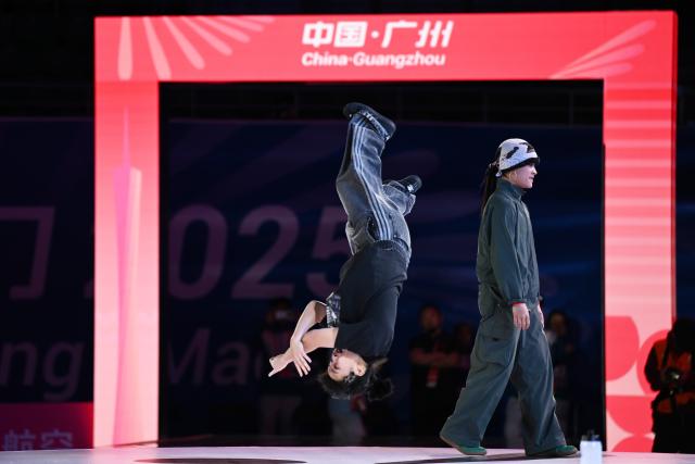 (251118) -- GUANGZHOU, Nov. 18, 2025 (Xinhua) -- Liu Qingyi (L) celebrates after winning during the breaking B-Girls final battle between Liu Qingyi of Henan and Guo Pu of Shandong at China's 15th National Games in Guangzhou, south China's Guangdong Province, Nov. 18, 2025. (Xinhua/Xiao Yijiu)