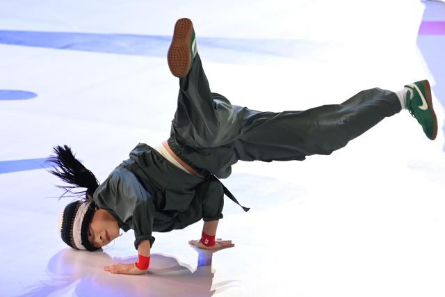 (251118) -- GUANGZHOU, Nov. 18, 2025 (Xinhua) -- Guo Pu performs during the breaking B-Girls final battle between Liu Qingyi of Henan and Guo Pu of Shandong at China's 15th National Games in Guangzhou, south China's Guangdong Province, Nov. 18, 2025. (Xinhua/Tang Yi)