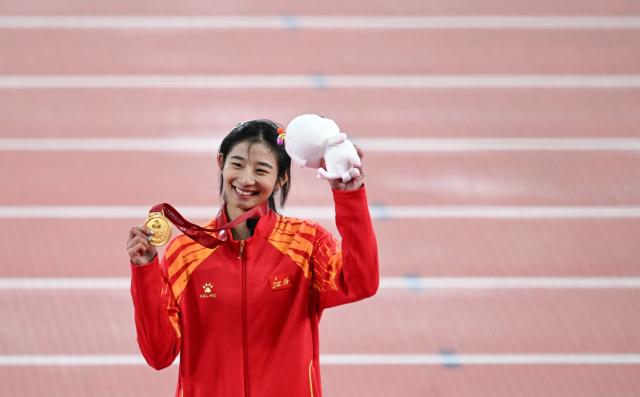 (251118) -- GUANGZHOU, Nov. 18, 2025 (Xinhua) -- Gold medalist Wei Lingxia of Jiangxi poses after the awarding ceremony for the women's pole vault of athletics at China's 15th National Games in Guangzhou, south China's Guangdong Province, Nov. 18, 2025. (Xinhua/Zhou Mu)