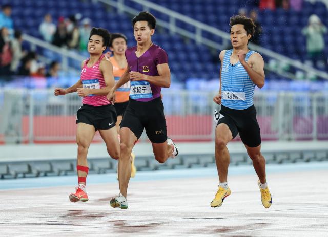 (251118) -- GUANGZHOU, Nov. 18, 2025 (Xinhua) -- Liu Kai (1st R) of Shandong competes during the men's 400m final of athletics at China's 15th National Games in Guangzhou, south China's Guangdong Province, Nov. 18, 2025. (Xinhua/Jiang Han)