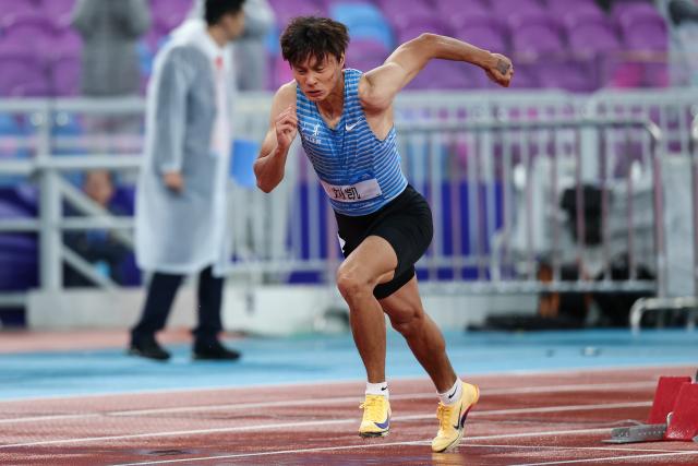 (251118) -- GUANGZHOU, Nov. 18, 2025 (Xinhua) -- Liu Kai of Shandong starts during the men's 400m final of athletics at China's 15th National Games in Guangzhou, south China's Guangdong Province, Nov. 18, 2025. (Xinhua/Jiang Han)