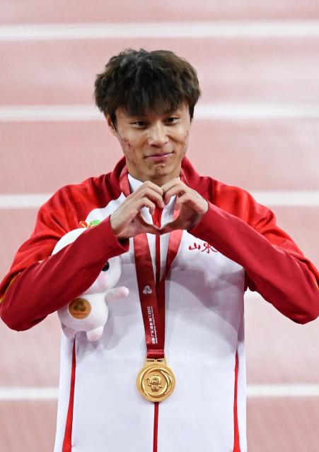 (251118) -- GUANGZHOU, Nov. 18, 2025 (Xinhua) -- Gold medalist Liu Kai of Shandong poses during the awarding ceremony after the men's 400m final of athletics at China's 15th National Games in Guangzhou, south China's Guangdong Province, Nov. 18, 2025. (Xinhua/Zhou Mu)