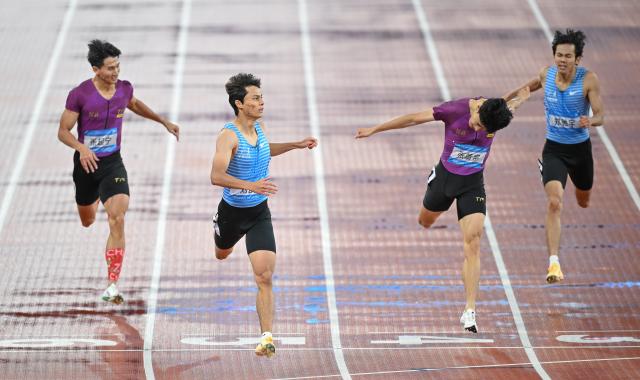 (251118) -- GUANGZHOU, Nov. 18, 2025 (Xinhua) -- Liu Kai (2nd L) of Shandong crosses the finish line during the men's 400m final of athletics at China's 15th National Games in Guangzhou, south China's Guangdong Province, Nov. 18, 2025. (Xinhua/Deng Hua)