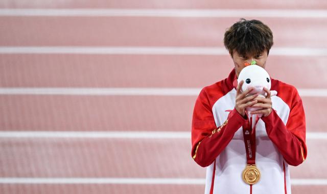 (251118) -- GUANGZHOU, Nov. 18, 2025 (Xinhua) -- Gold medalist Liu Kai of Shandong poses during the awarding ceremony after the men's 400m final of athletics at China's 15th National Games in Guangzhou, south China's Guangdong Province, Nov. 18, 2025. (Xinhua/Zhou Mu)