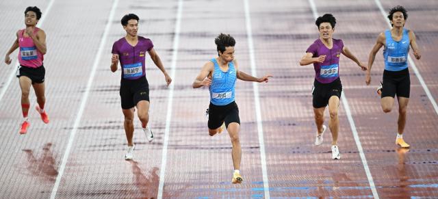 (251118) -- GUANGZHOU, Nov. 18, 2025 (Xinhua) -- Liu Kai (C) of Shandong crosses the finish line during the men's 400m final of athletics at China's 15th National Games in Guangzhou, south China's Guangdong Province, Nov. 18, 2025. (Xinhua/Deng Hua)