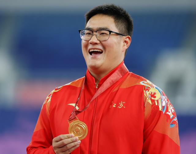 (251118) -- GUANGZHOU, Nov. 18, 2025 (Xinhua) -- Gold medalist Wang Qi of Jiangsu poses during the awarding ceremony for the men's hammer throw of athletics in Guangzhou, south China's Guangdong Province, Nov. 18, 2025. (Xinhua/Huang Wei)