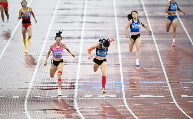(251118) -- GUANGZHOU, Nov. 18, 2025 (Xinhua) -- Liu Yinglan (3rd L) of Sichuan and Mo Jiadie (2nd L) of Guangdong cross the finish line during the women's 400m final of athletics at China's 15th National Games in Guangzhou, south China's Guangdong Province, Nov. 18, 2025. (Xinhua/Deng Hua)
