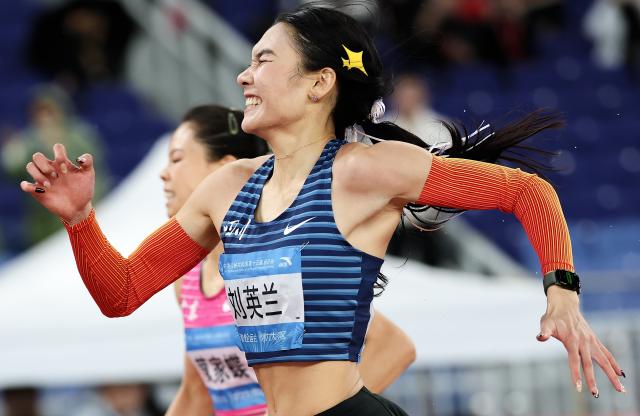 (251118) -- GUANGZHOU, Nov. 18, 2025 (Xinhua) -- Liu Yinglan (R) of Sichuan and Mo Jiadie of Guangdong compete during the women's 400m final of athletics at China's 15th National Games in Guangzhou, south China's Guangdong Province, Nov. 18, 2025. (Xinhua/Jiang Han)