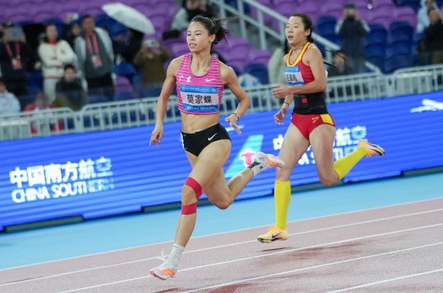 (251118) -- GUANGZHOU, Nov. 18, 2025 (Xinhua) -- Mo Jiadie (L) of Guangdong competes during the women's 400m final of athletics at China's 15th National Games in Guangzhou, south China's Guangdong Province, Nov. 18, 2025. (Xinhua/Li Yibo)