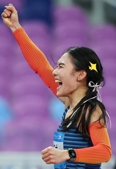 (251118) -- GUANGZHOU, Nov. 18, 2025 (Xinhua) -- Liu Yinglan of Sichuan celebrates after the women's 400m final of athletics at China's 15th National Games in Guangzhou, south China's Guangdong Province, Nov. 18, 2025. (Xinhua/Jiang Han)