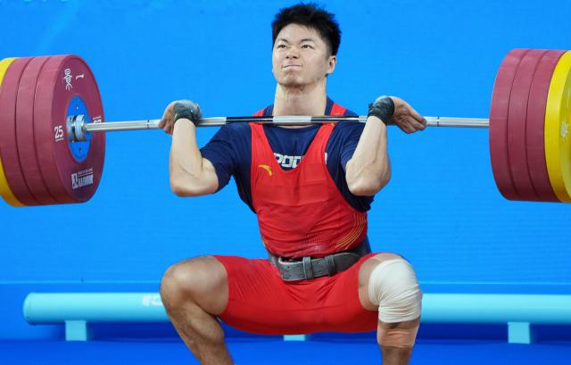 (251118) -- DONGGUAN, Nov. 18, 2025 (Xinhua) -- Tu Yi of Hubei competes in clean and jerk during the weightlifting men's 89kg final at China's 15th National Games in Dongguan, south China's Guangdong Province, Nov. 18, 2025. (Xinhua/Yang Chenguang)