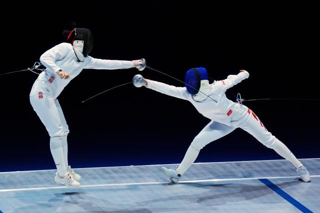 (251118) -- HONG KONG, Nov. 18, 2025 (Xinhua) -- Yang Jingwen (L) of Fujian competes against Tang Junyao of Anhui during the women's team epee final of fencing between Fujian and Anhui at China's 15th National Games in Hong Kong, south China, Nov. 18, 2025. (Xinhua/Zhu Wei)