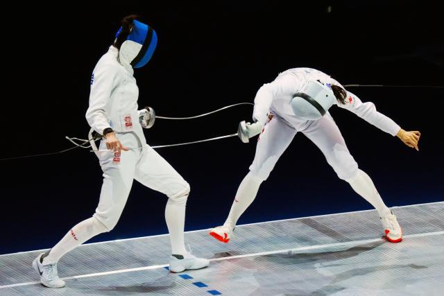(251118) -- HONG KONG, Nov. 18, 2025 (Xinhua) -- Lin Sheng (L) of Fujian competes against Ni Qiyao of Anhui during the women's team epee final of fencing between Fujian and Anhui at China's 15th National Games in Hong Kong, south China, Nov. 18, 2025. (Xinhua/Zhu Wei)