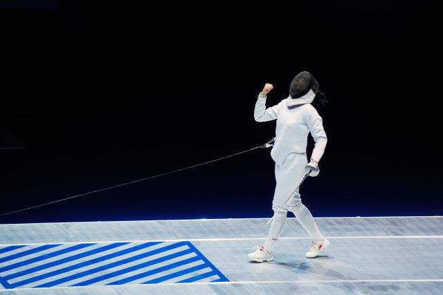 (251118) -- HONG KONG, Nov. 18, 2025 (Xinhua) -- Yang Jingwen of Fujian celebrates scoring during the women's team epee final of fencing between Fujian and Anhui at China's 15th National Games in Hong Kong, south China, Nov. 18, 2025. (Xinhua/Zhu Wei)