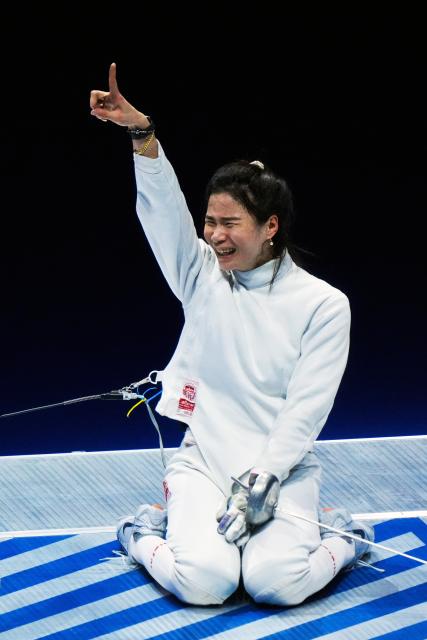 (251118) -- HONG KONG, Nov. 18, 2025 (Xinhua) -- Lin Sheng (L) of Fujian celebrates after winning the women's team epee final of fencing between Fujian and Anhui at China's 15th National Games in Hong Kong, south China, Nov. 18, 2025. (Xinhua/Zhu Wei)