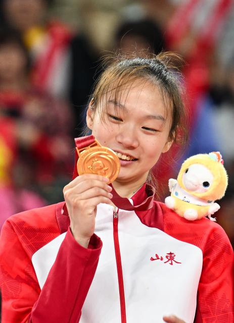 (251118) -- JIANGMEN, Nov. 18, 2025 (Xinhua) -- Li Yuening of Shandong is seen during the awarding ceremony for the volleyball women's U20 at China's 15th National Games in Jiangmen, south China's Guangdong Province, Nov. 18, 2025. (Xinhua/Chen Zhonghao)
