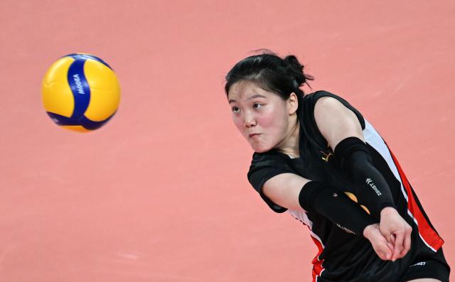 (251118) -- JIANGMEN, Nov. 18, 2025 (Xinhua) -- Song Jiayi of Shandong competes during the volleyball women's U20 final between Shandong and Shanghai at China's 15th National Games in Jiangmen, south China's Guangdong Province, Nov. 18, 2025. (Xinhua/Chen Zhonghao)