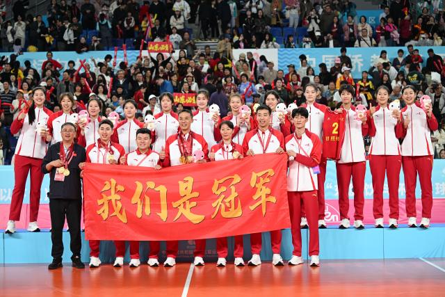 (251118) -- JIANGMEN, Nov. 18, 2025 (Xinhua) -- Gold medalists team Shandong are seen during the awarding ceremony for the volleyball women's U20 at China's 15th National Games in Jiangmen, south China's Guangdong Province, Nov. 18, 2025. (Xinhua/Chen Zhonghao)