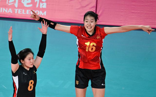(251118) -- JIANGMEN, Nov. 18, 2025 (Xinhua) -- Guo Xiangling (R) of Shandong celebrates winning the volleyball women's U20 final between Shandong and Shanghai at China's 15th National Games in Jiangmen, south China's Guangdong Province, Nov. 18, 2025. (Xinhua/Chen Zhonghao)