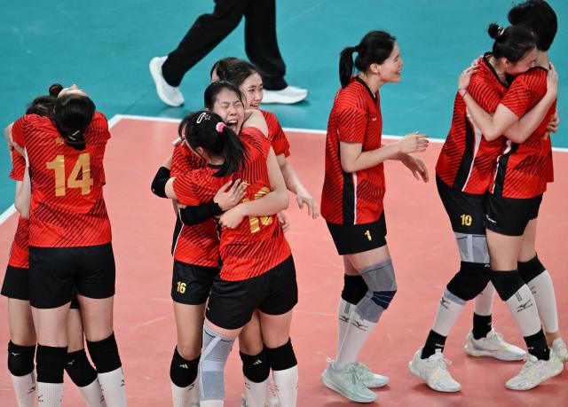 (251118) -- JIANGMEN, Nov. 18, 2025 (Xinhua) -- Players of Shandong celebrate winning the volleyball women's U20 final between Shandong and Shanghai at China's 15th National Games in Jiangmen, south China's Guangdong Province, Nov. 18, 2025. (Xinhua/Chen Zhonghao)