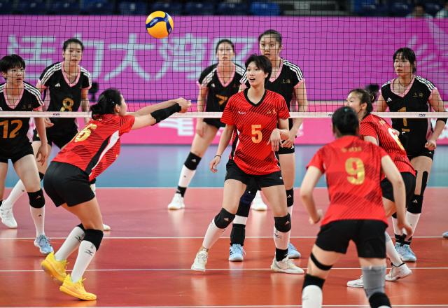 (251118) -- JIANGMEN, Nov. 18, 2025 (Xinhua) -- Guo Xiangling (1st L front) of Shandong competes during the volleyball women's U20 final between Shandong and Shanghai at China's 15th National Games in Jiangmen, south China's Guangdong Province, Nov. 18, 2025. (Xinhua/Chen Zhonghao)