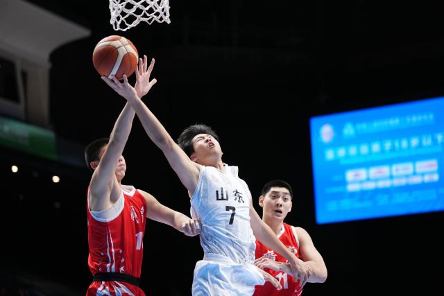 (251118) -- MACAO, Nov. 18, 2025 (Xinhua) -- Yao Keyu (C) of Shandong vies with Wu Kaibo (L) and Feng Xirui of Guangdong during the U18 men's final match of basketball between Shandong and Guangdong at China's 15th National Games in Macao, south China, Nov. 18, 2025. (Xinhua/Zhou Mi)
