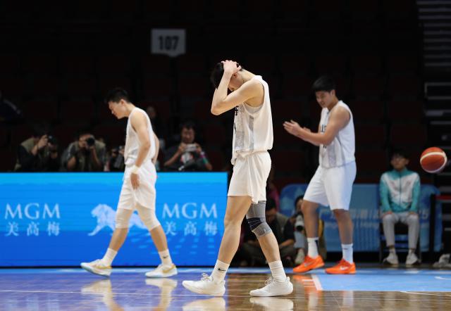 (251118) -- MACAO, Nov. 18, 2025 (Xinhua) -- Athletes of Shandong react during the U18 men's final match of basketball between Shandong and Guangdong at China's 15th National Games in Macao, south China, Nov. 18, 2025. (Xinhua/Sun Fanyue)