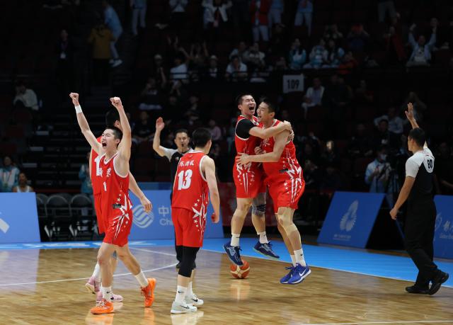 (251118) -- MACAO, Nov. 18, 2025 (Xinhua) -- Team Guangdong celebrate after winning the U18 men's final match of basketball between Shandong and Guangdong at China's 15th National Games in Macao, south China, Nov. 18, 2025. (Xinhua/Sun Fanyue)