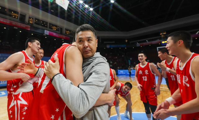 (251118) -- MACAO, Nov. 18, 2025 (Xinhua) -- Team Guangdong celebrate after winning the U18 men's final match of basketball between Shandong and Guangdong at China's 15th National Games in Macao, south China, Nov. 18, 2025. (Xinhua/Sun Fanyue)
