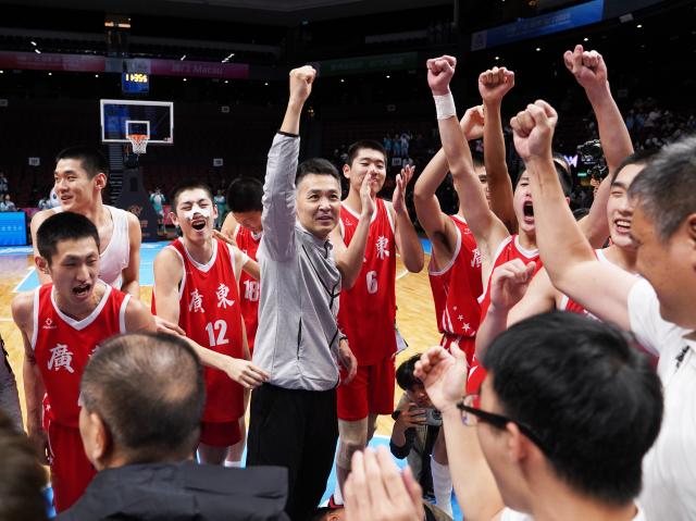 (251118) -- MACAO, Nov. 18, 2025 (Xinhua) -- Team Guangdong celebrates after winning the U18 men's final match of basketball between Shandong and Guangdong at China's 15th National Games in Macao, south China, Nov. 18, 2025. (Xinhua/Zhou Mi)