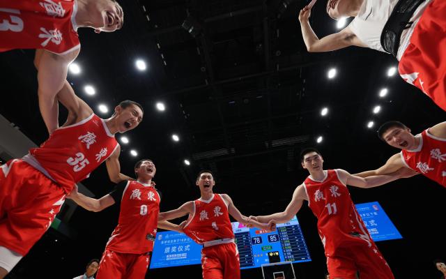 (251118) -- MACAO, Nov. 18, 2025 (Xinhua) -- Team Guangdong celebrate after winning the U18 men's final match of basketball between Shandong and Guangdong at China's 15th National Games in Macao, south China, Nov. 18, 2025. (Xinhua/Sun Fanyue)