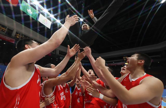 (251118) -- MACAO, Nov. 18, 2025 (Xinhua) -- Team Guangdong celebrate after winning the U18 men's final match of basketball between Shandong and Guangdong at China's 15th National Games in Macao, south China, Nov. 18, 2025. (Xinhua/Sun Fanyue)