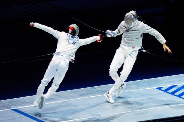 (251118) -- HONG KONG, Nov. 18, 2025 (Xinhua) -- Wei Zhenhao (L) of Shandong competes against Xu Yingming of Guangdong during the men's team sabre final of fencing at China's 15th National Games in Hong Kong, south China, Nov. 18, 2025. (Xinhua/Zhu Wei)