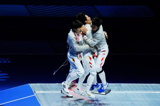 (251118) -- HONG KONG, Nov. 18, 2025 (Xinhua) -- Athletes of team Shandong celebrate after winning the men's team sabre final of fencing at China's 15th National Games in Hong Kong, south China, Nov. 18, 2025. (Xinhua/Zhu Wei)