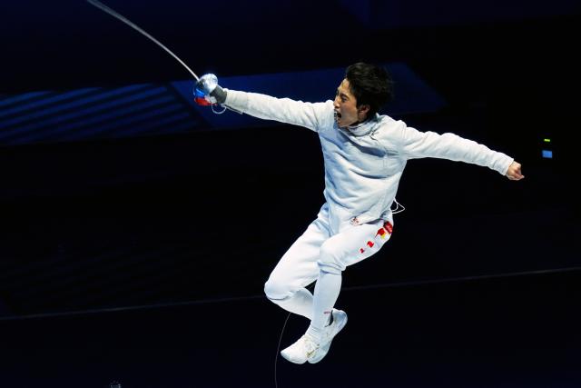 (251118) -- HONG KONG, Nov. 18, 2025 (Xinhua) -- Wei Zhenhao of Shandong celebrates after winning the men's team sabre final of fencing at China's 15th National Games in Hong Kong, south China, Nov. 18, 2025. (Xinhua/Zhu Wei)